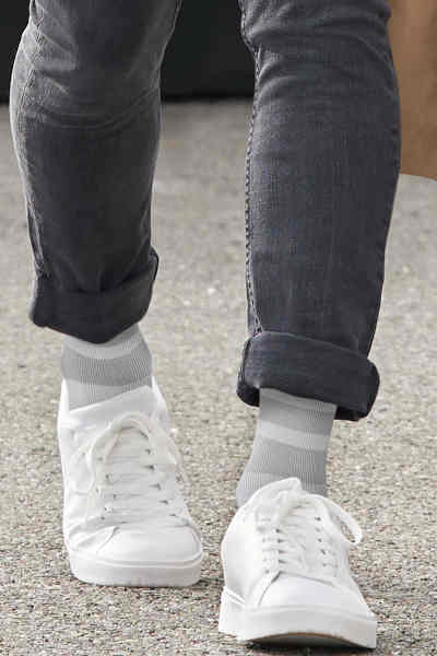 Sigvaris Style Pattern in light grey und dunkler jeans Hose mit weissen Sneakers