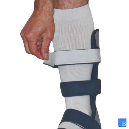 Verschliessen der Velcro-Bänder um die SplintPod Lagerungsschiene zu sichern
