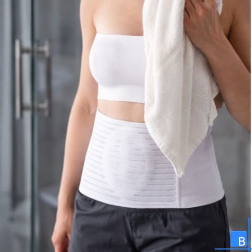 Narbenbruchbandage an einer Jungen Frau