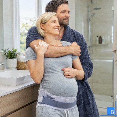 Spinova Mum Rückenbandage im Badezimmer