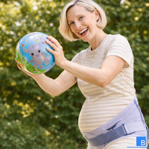 Spiel mit dem Ball und der Schwangerschaftsorthese