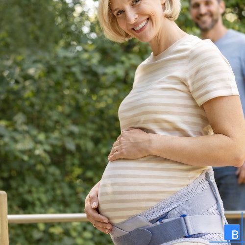 Spinova Mum draussen auf dem Spielplatz