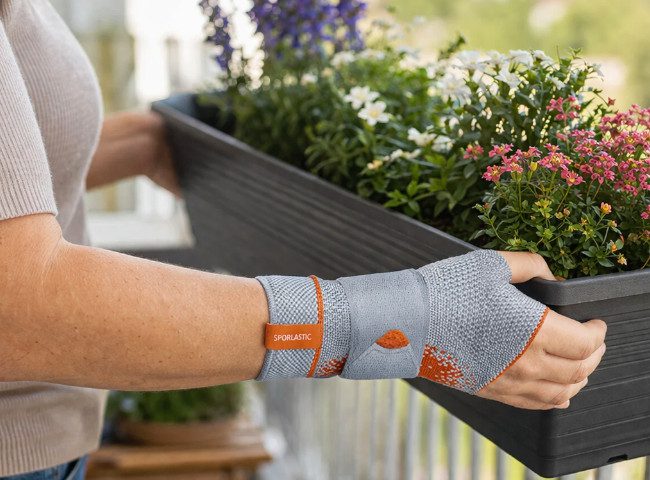 Die Sporlastic Handagelenkbandage Manudyn eignet sich perfekt für alltägliche Arbeiten und passt sich individuell an