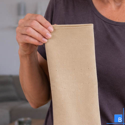 Unboxing - Detailansicht auf das Material der Kniebandage